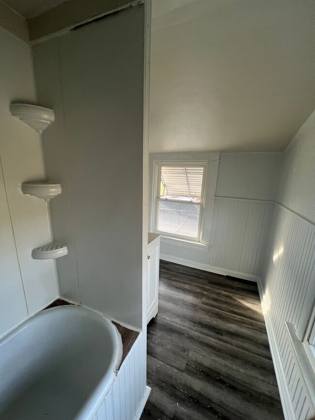 Building Photo - Renovated 2 BD, 1 BA Home in Lancaster!