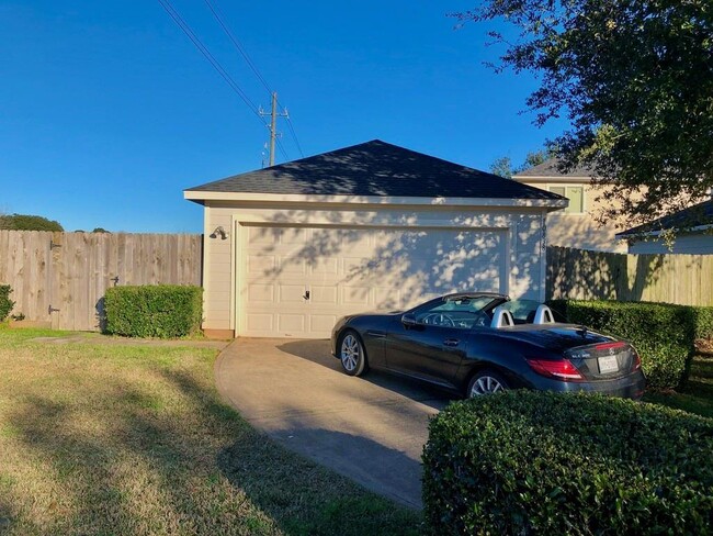 Building Photo - 10838 Cobblecreek Way