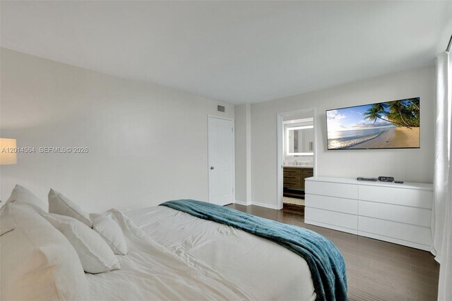 Building Photo - 500 Egret Cir