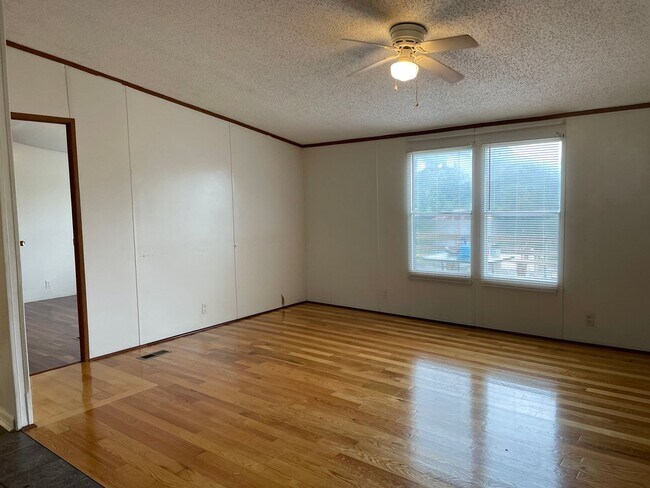 Building Photo - Three Bedroom Trailer Home in Rhodhiss With Shed