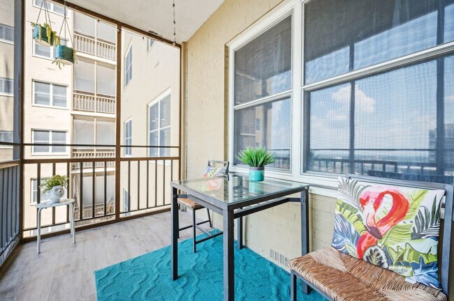 Building Photo - 300 W Peachtree St NW