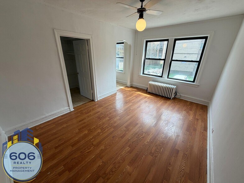Building Photo - 1135 W Lunt Ave