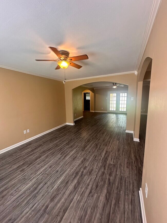 Building Photo - 5830 Effingham Dr