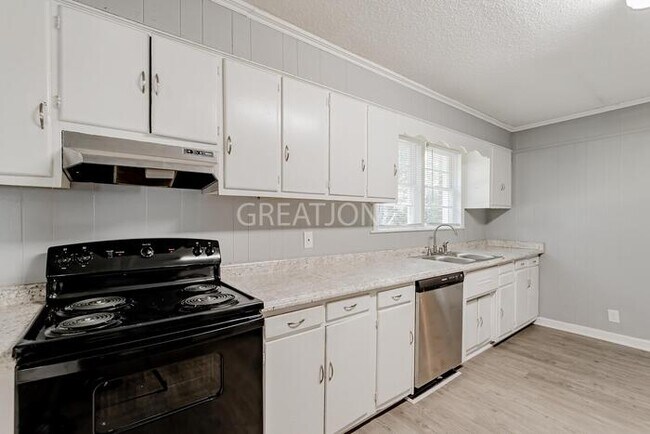 Building Photo - Charming 4 Bedroom in Batesburg-Leesville!