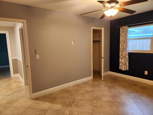 Building Photo - 357 NE Brasher Ct