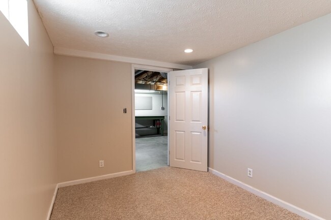 Building Photo - Welcome to this charming 3-bedroom, 2 full...