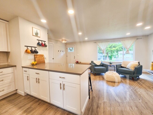 Building Photo - Rambler with Fantastic Covered Deck & Community Pool