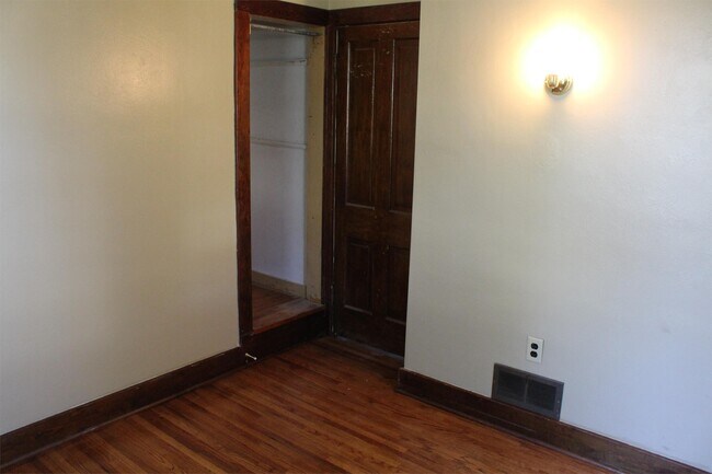 Building Photo - 526 E 11th St