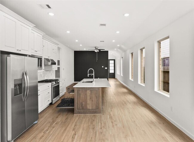 Building Photo - 28806 Bobcat Run Dr