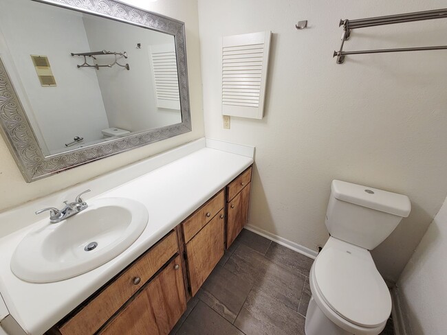 Building Photo - Two Bedroom Condo Near Med Center!