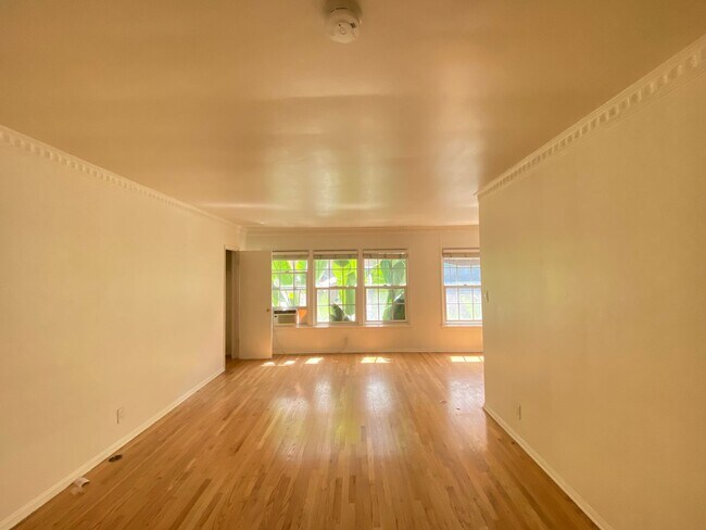 Building Photo - 1 Bed + 1 Bath Second Floor Unit!