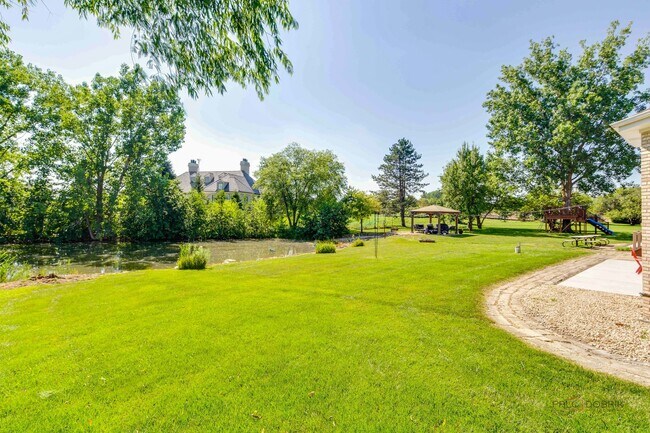 Building Photo - 14 Pentwater Dr