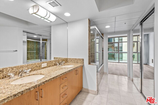 Building Photo - 13700 Marina Pointe Dr