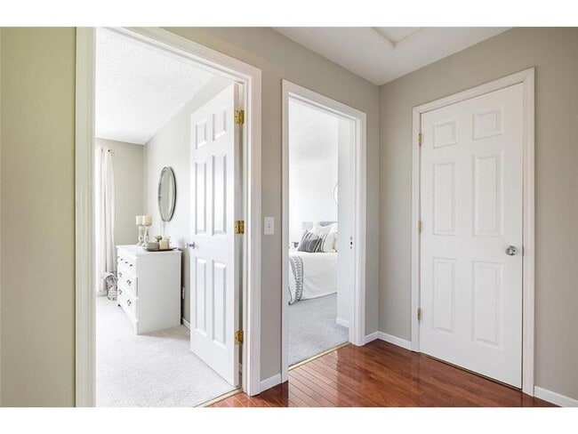 Building Photo - 334 W 5th St