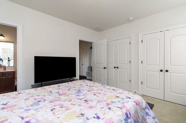 Building Photo - 5 Bedroom 3.5 bath home in Hickory Landing