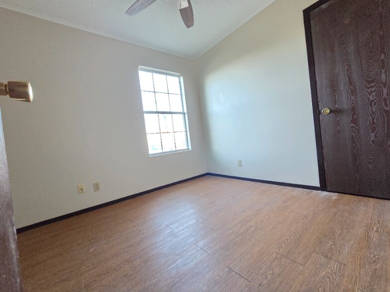 Building Photo - 623 N Converse St