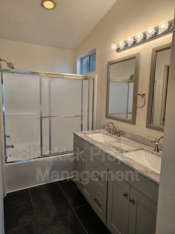 Building Photo - 1054 Fox Ct