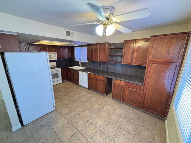 Building Photo - Spacious 3BED/3BATH Two story home located...