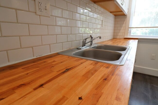 Building Photo - $1,300 - Newly 3 Bedroom 2 Bath