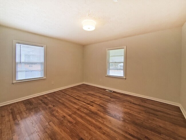 Building Photo - COMING SOON! Cutest 2/1 Bungalow in Hapeville - Housing Vouchers Accepted