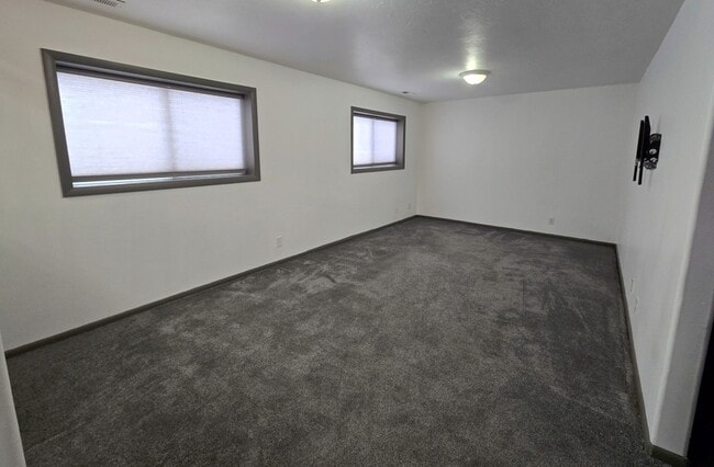 Building Photo - Large, Pet Friendly 5 Bedroom, 3 Bathroom Home for Rent in Ammon!  Fenced Backyard & Garage!  By ...