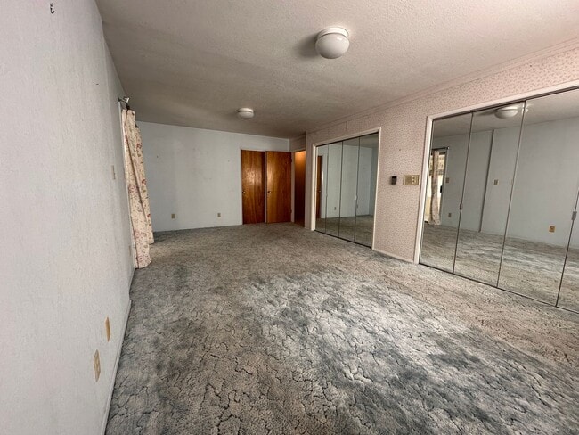Building Photo - 5842 Henley Rd