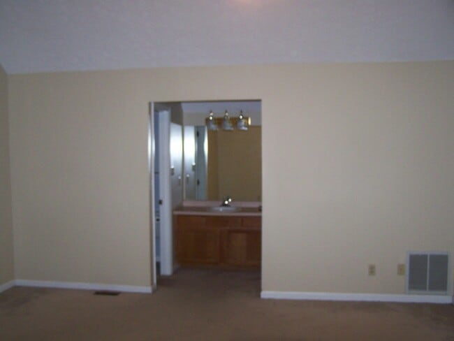 Building Photo - 2 Bath townhouse with hardwood floors and ...
