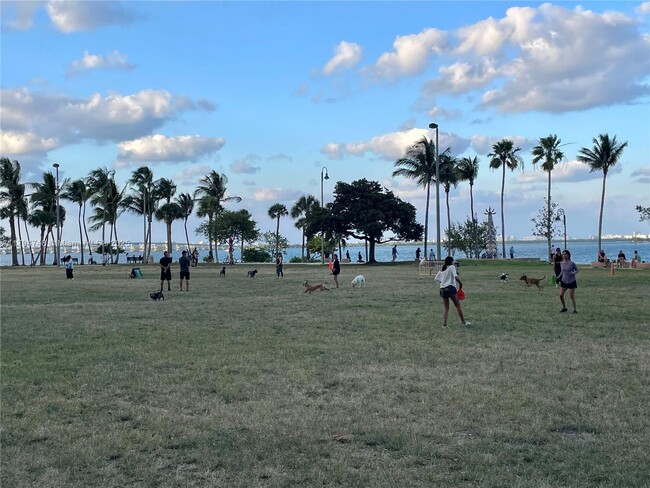 Building Photo - 1750 N Bayshore Dr