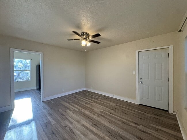 Building Photo - 2 BD APT with water & electricity paid