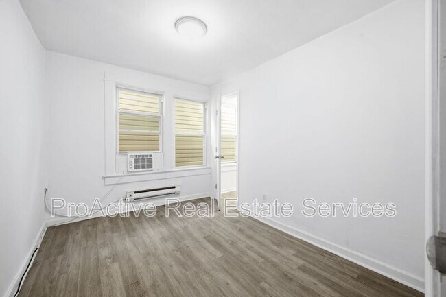 Building Photo - 244 W 32nd St