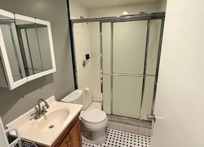 Building Photo - 466 Park Dr