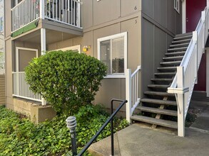 Building Photo - Gorgeous Lower End Unit with Inside Laundry Available Now!