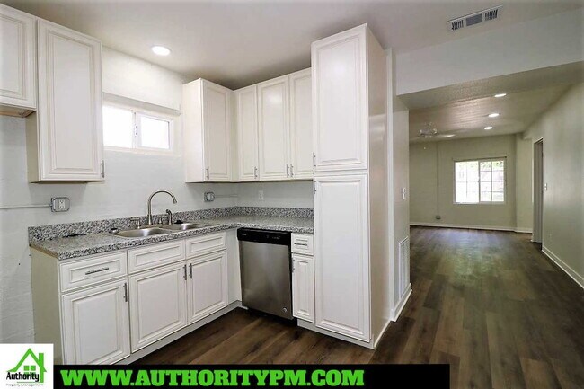 Building Photo - 1907 Grace Ave