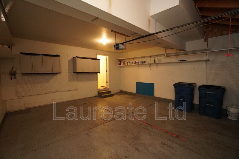 Building Photo - 10027 Idalia St