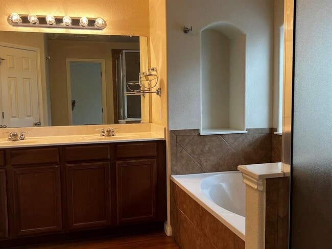 Building Photo - 2708 Cottonwood Shores Dr
