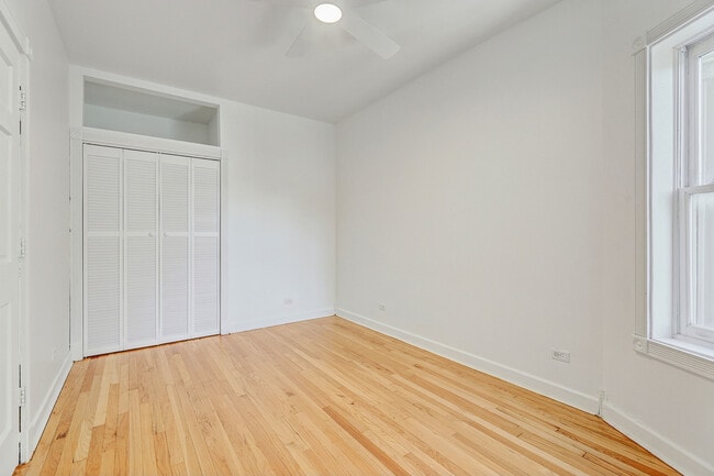 Building Photo - 2016 N Kilbourn Ave