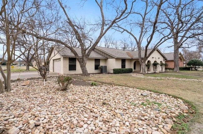 Building Photo - 318 Columbine St