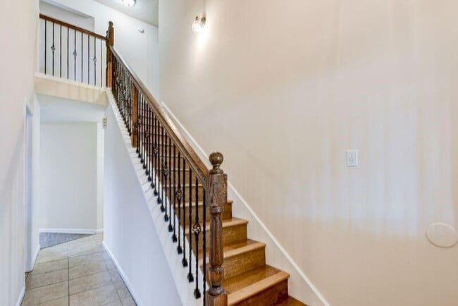 Building Photo - 2107 Collingsfield Dr