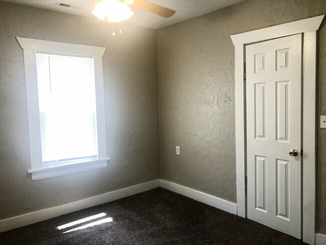 Building Photo - AVAILABLE NOW!  2 bedroom 1.5 bathroom