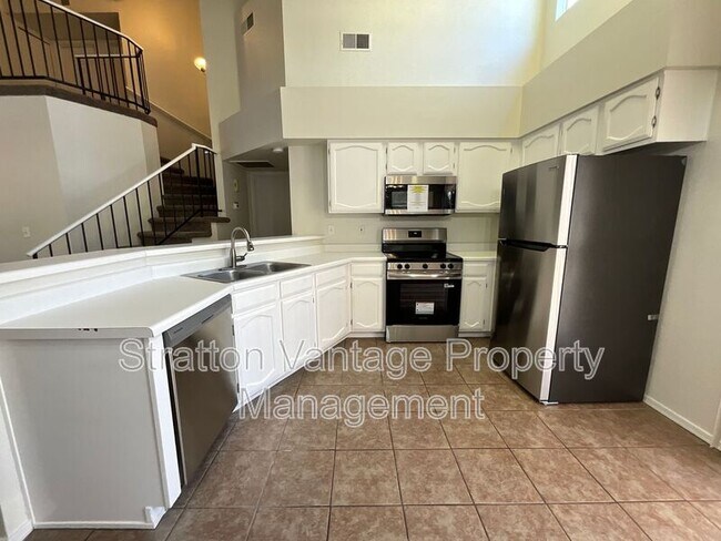 Building Photo - 441 S Maple