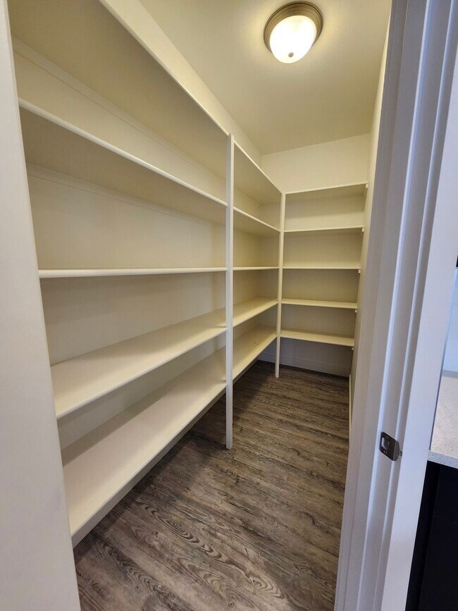 Building Photo - Spacious 3 bed/2.5 bath Townhouse - Gorgeo...