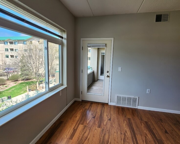 11 Living room - 400 N Richmond St