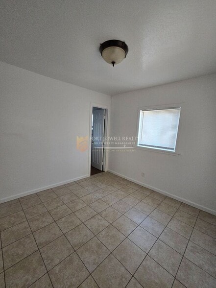 Building Photo - 6 E Hill Dr