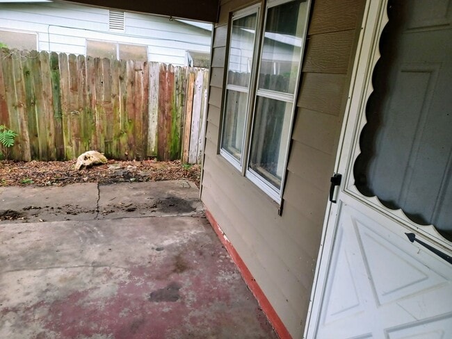 Building Photo - Spacious 4 bedroom, 1 1/2 bath home in Par...