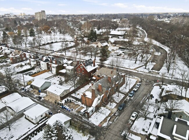 Building Photo - 2 Bedroom, 2 Bath Townhome located directly across from Franklin Park Conservatory