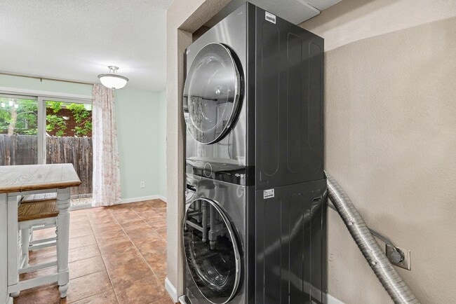 Building Photo - 2 Bedroom Townhome is Wheat Ridge!