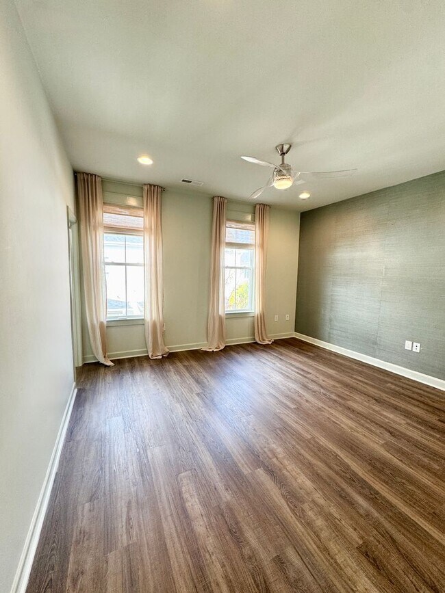 Building Photo - Upscale Townhome in Market Common! MOVE-IN READY!