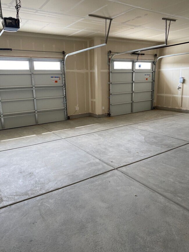 Building Photo - $2495 - MODERN - LARGE YARD - GRANITE - ST...