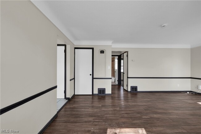 Building Photo - 15705 Maplewood Ave