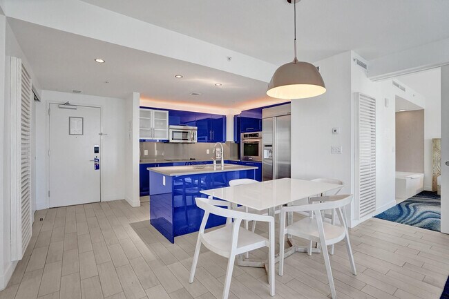 Building Photo - 3101 Bayshore Dr